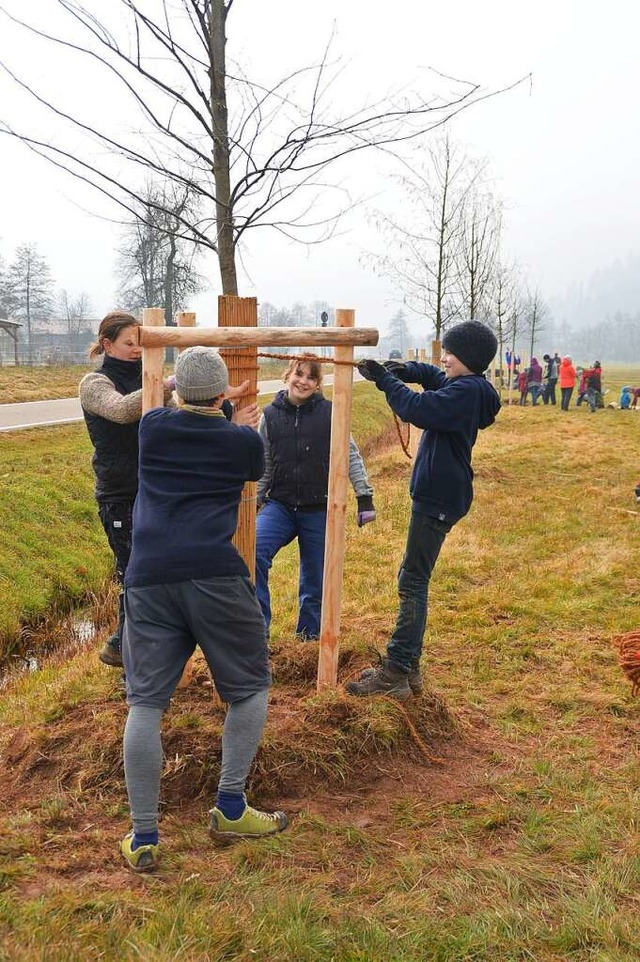 Vereinsmitglieder und Freunde, darunte...Kinder, beteiligten sich an der Aktion  | Foto: Edgar Steinfelder