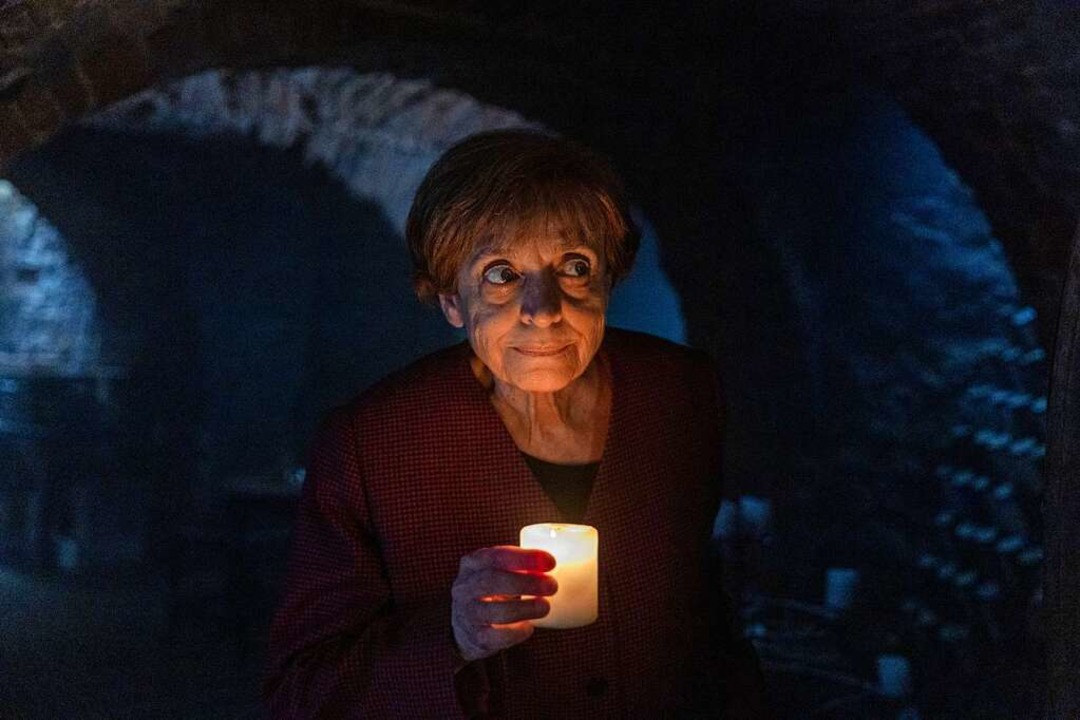 Katharina Thalbach als ermittelnde Ex-Kanzlerin Angela Merkel  | Foto: Maor Waisburd (RTL)