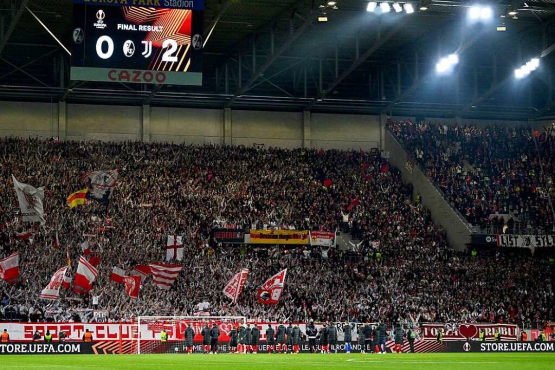 Ausgeschieden? Egal! Fans und Mannscha...trotzdem den gemeinsam gegangenen Weg.  | Foto: Tom Weller (dpa)