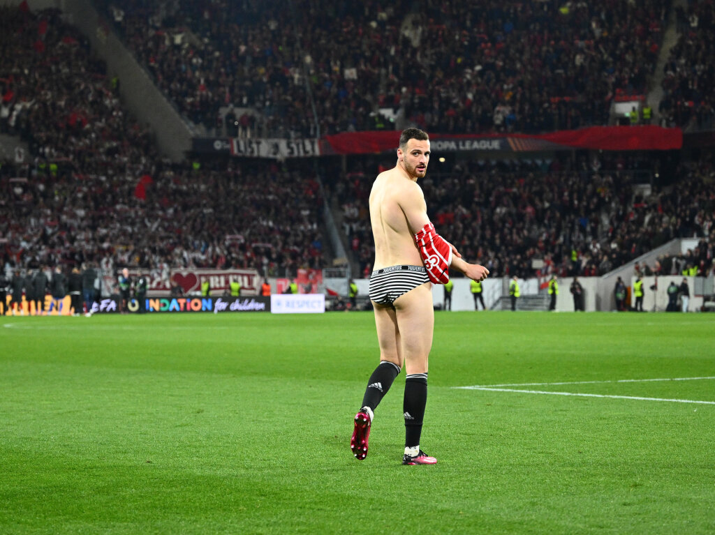 Turins Leandro Paredes jubelt nach dem Spiel in Juventus-Unterhose.