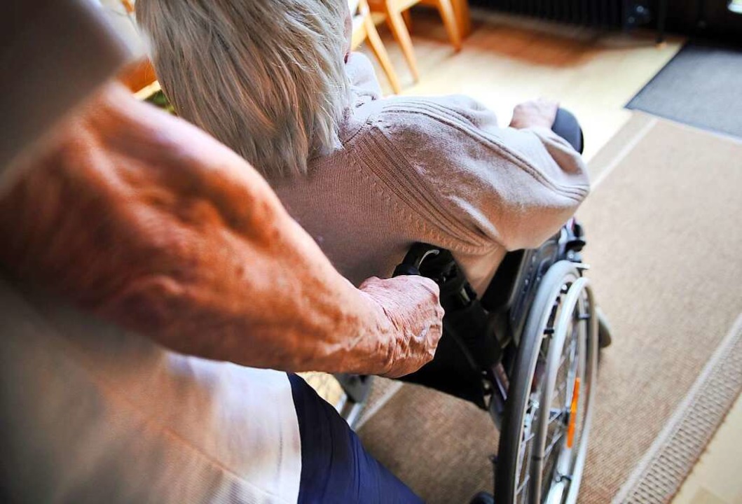 : Eine pflegebedrftig, einer noch fit... ihren Bedrfnissen auseinandersetzen.  | Foto: Mascha Brichta (dpa)