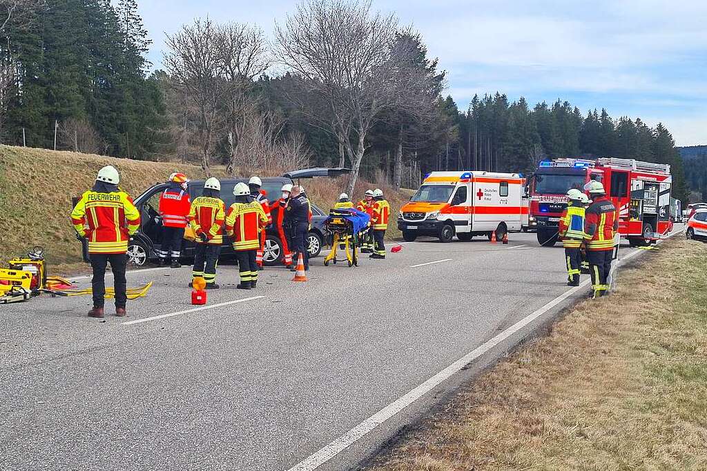 Drei Teils Schwerverletzte Nach Unfall Auf Der B31 Bei Hinterzarten ...