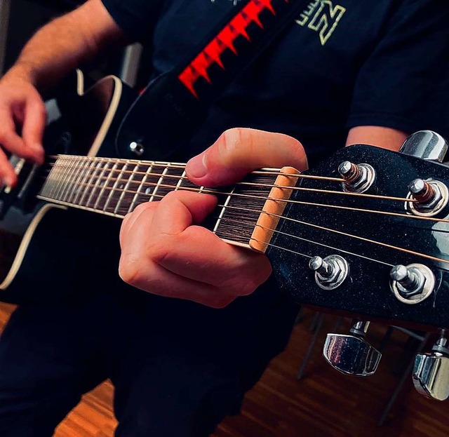 In der letzten BZ-Auktion hat Marc Esslinger eine Ovation-Gitarre ersteigert.  | Foto: Marc Esslinger