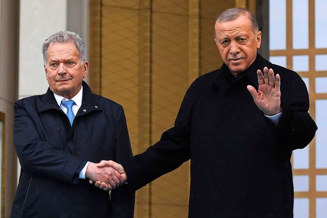 Recep Tayyip Erdogan (r), Prsident de...Sauli Niinist, Prsident von Finnland  | Foto: Burhan Ozbilici (dpa)