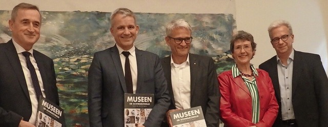 Museumsdirektor Jan Merk (rechts) leit...r und die Knstlerin Rosa Lachenmeier.  | Foto: Bianca Flier