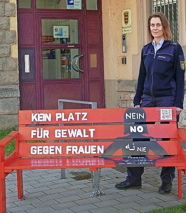 Polizeioberkommissarin Marion Weber, S...roten Bank vor dem Revier in Mllheim.  | Foto: Polizeiprsidium Freiburg