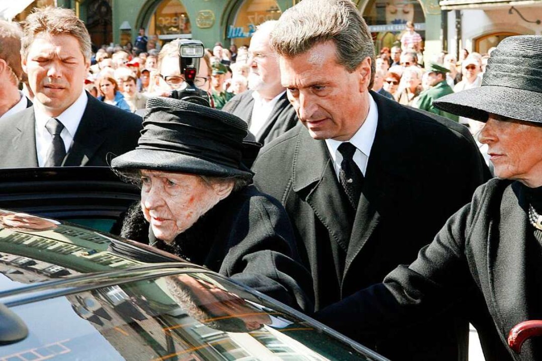 Baden-Wrttembergs Ministerprsident G...nster zum Auto. (Archivbild von 2007).  | Foto: A2070 Rolf Haid