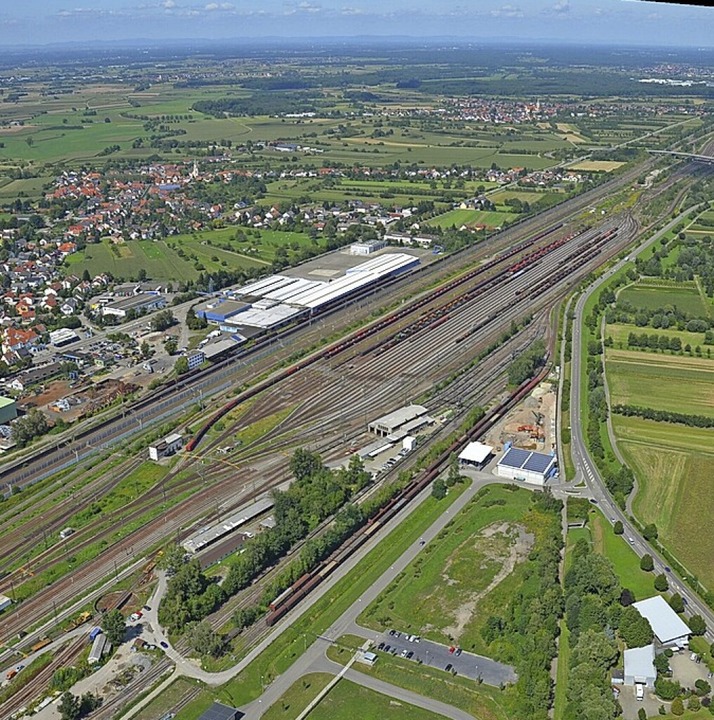 Eine Nordquerung würde über das  Güterbahnareal im Norden führen.  | Foto: Ralf Burgmaier