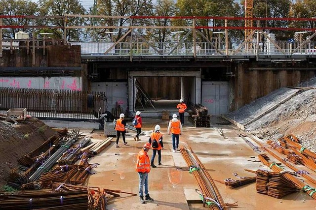Wo knftig das Bahnhofsgebude stehen ...nger eine neue Unterfhrung in Arbeit.  | Foto: Volker Mnch
