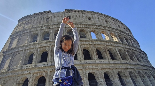 Zisch-Reporterin Lale Gaiser vor dem Kolosseum in Rom  | Foto: Benjamin Gaiser