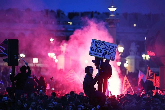 Rauch und Trnengas: Proteste auf der ...enpolitik von Prsident und Regierung.  | Foto: THOMAS SAMSON