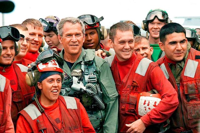 George W. Bush im Kreise von Piloten d...m Lincoln whrend des Irakkriegs 2003.  | Foto: epa Clements
