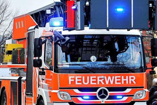 Feuerwehr löscht Brand eines Balkons in Freiburg-Weingarten