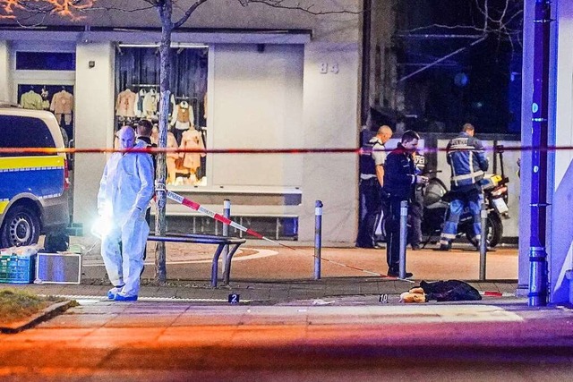 Ein Mitarbeiter der Spurensicherung le...ttgarter Stadtbezirk Zuffenhausen aus.  | Foto: Kohls (dpa)