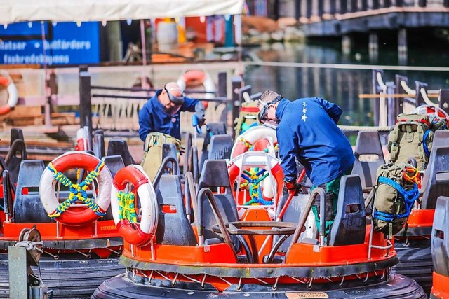 Die Boote des Fjordraftings mssen bei...sputz des Europa-Park entkalkt werden.  | Foto: Adrian Hofmann