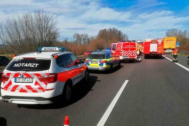Fünf Menschen bei Unfall auf der A5 bei Freiburg leicht verletzt