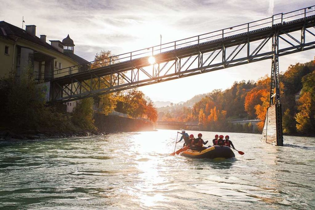Auf der Schlauchboottour geht es auch ...rischen Hungerburgbahnbrücke hindurch.  | Foto: Simon Rainer (dpa)