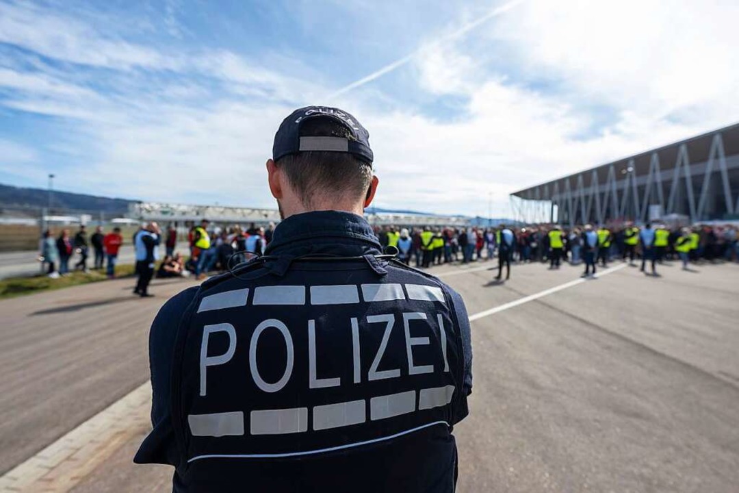 Auch die Polizei war bei der Übung am Europa-Park-Stadion mit dabei.  | Foto: Patrick Seeger/Stadt Freiburg