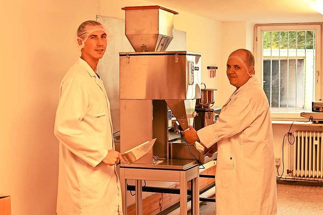 Simon Walter (links) und Fabian Dillmann bereiten Backmischungen vor.  | Foto: Bread-Brothers