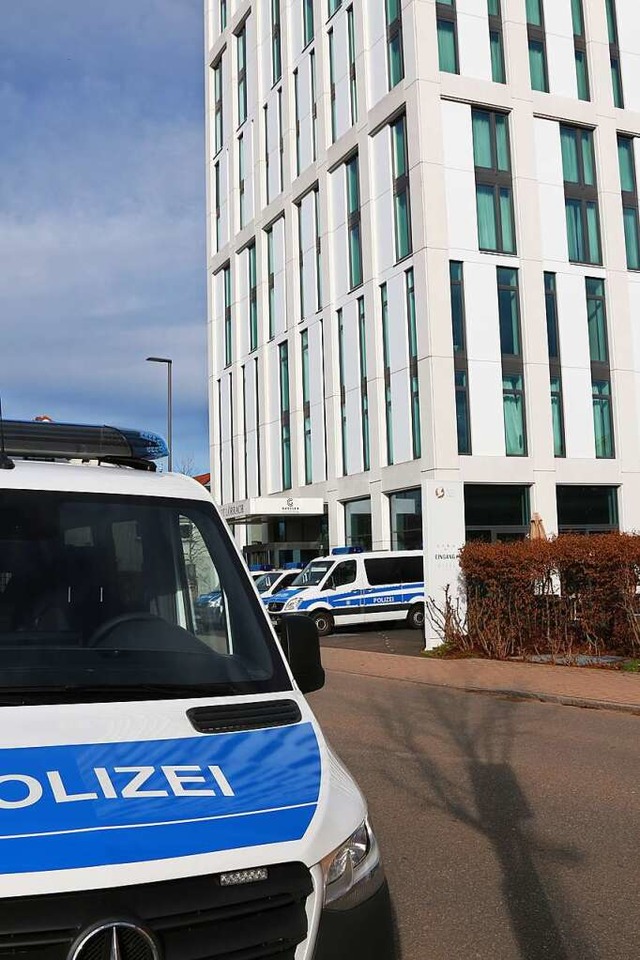 Ein hufiger Anblick: Fahrzeuge der Bu...ei parken vor dem Hotel Stadt Lrrach.  | Foto: Katharina Kubon