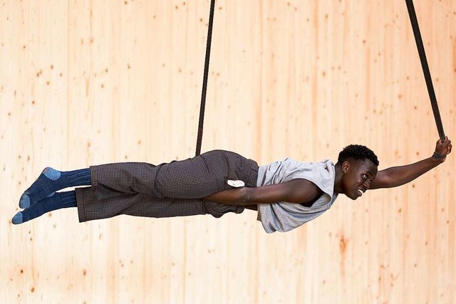 Die Welt steht still, wenn er schwebt:...t nur Show, sondern Medizin, sagt Jon.  | Foto: Solveig Eichner