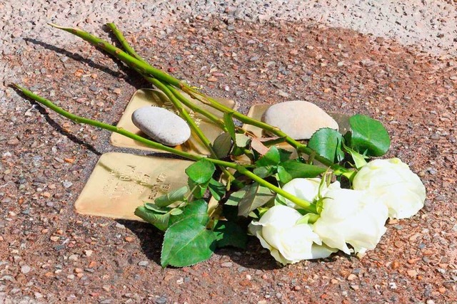 Auf die  neu verlegten  Stolpersteine sind spontan weie Rosen gelegt worden.  | Foto: Reiner Beschorner