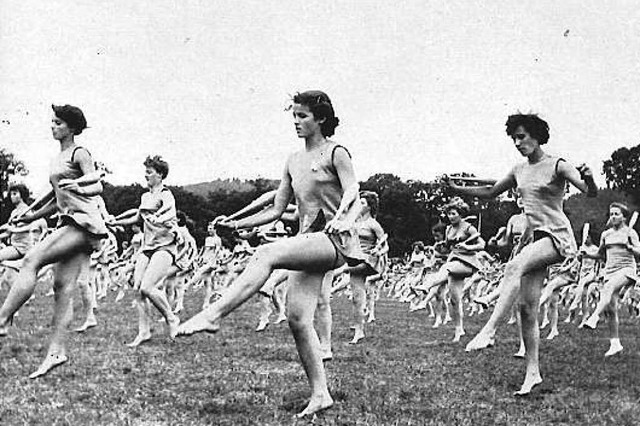 Erst spt durften Frauen mitturnen, he...rinnen beim Turnfest in Freiburg 1954.  | Foto: ZVG Sportreferat