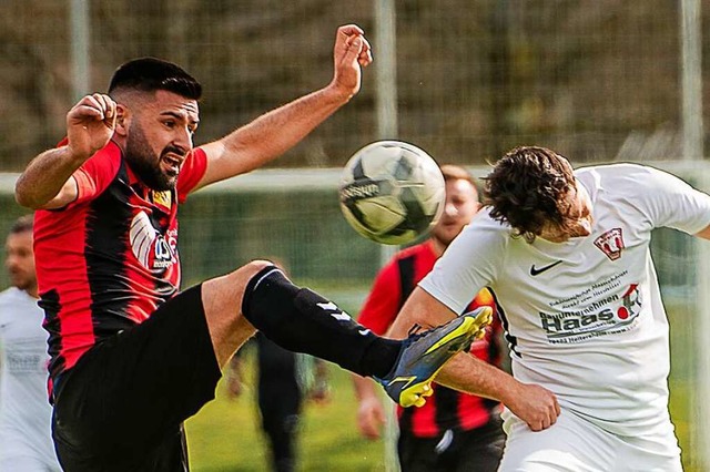 &#8222;Hochverdienter Sieg&#8220;: Eren Salli (FSV, links, gegen Angelo Minardi)  | Foto: Kreienkamp