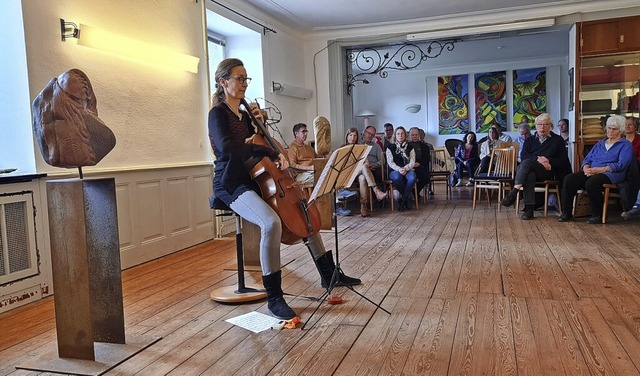 Die Cellistin  Bettina Maria Bauer im Hofgut Leo  | Foto: Gerald Nill
