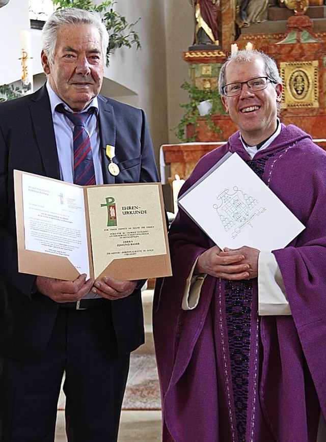 Edmund Bader (links) wurde fr 60-jhr...t von Pfarrer Fabian Schneider geehrt.  | Foto: Heidii Rombach