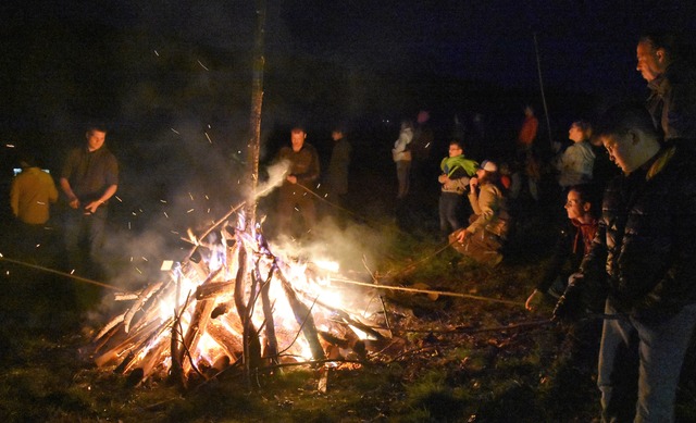 Wie beim Stockbrot backen halten die M...n  lange Stcke in die lodernde Glut.   | Foto: Andrea Steinhart