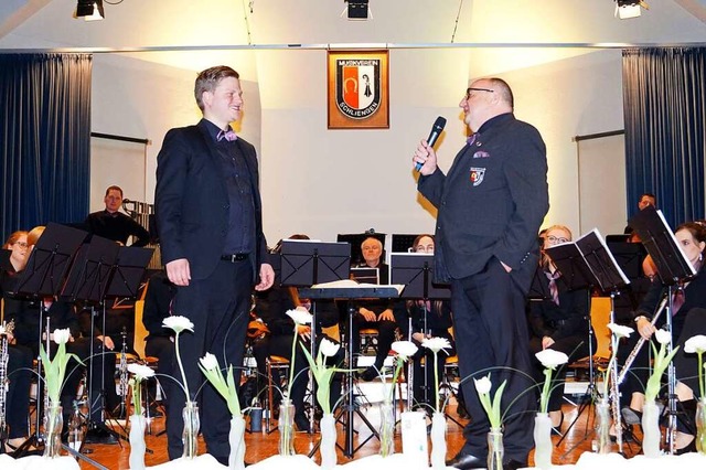 Dirigent Frieder Reich verlsst den Mu...om Vorsitzenden Paul Schfer (rechts).  | Foto: Silke Hartenstein