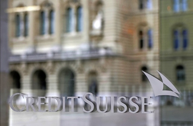 Die Schweizer Grobank Credit Suisse ist tief gefallen.   | Foto: Peter Klaunzer (dpa)