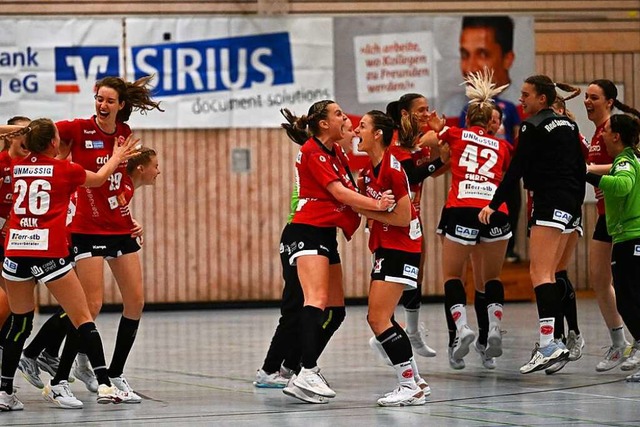 Unbndige Freude bei den Handballerinn...el gegen die HSG Bensheim/Auerbach II.  | Foto: Achim Keller