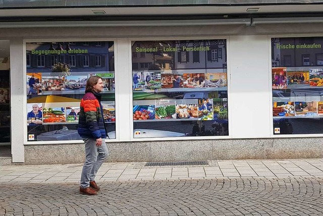 Leerstnde, die mit Klebefolien kaschiert werden, prgen die Lahrer Innenstadt.  | Foto: Christian Kramberg