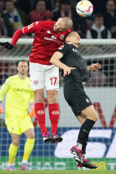 Kopfballduell zwischen SC-Spieler Maxi...estein und dem Mainzer Ludovic Ajorque  | Foto: Sebastian Gollnow (dpa)