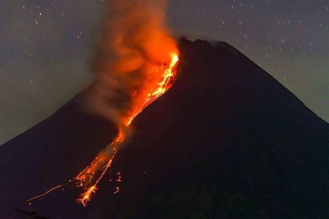 Vulkan Merapi auf Java spuckt bis zu 3000 Meter hoch