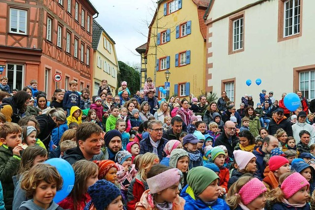 Zahlreiche Kinder freuten sich am Sonn...rive auf dem Rathausplatz eingeladen.   | Foto: Sandra Decoux