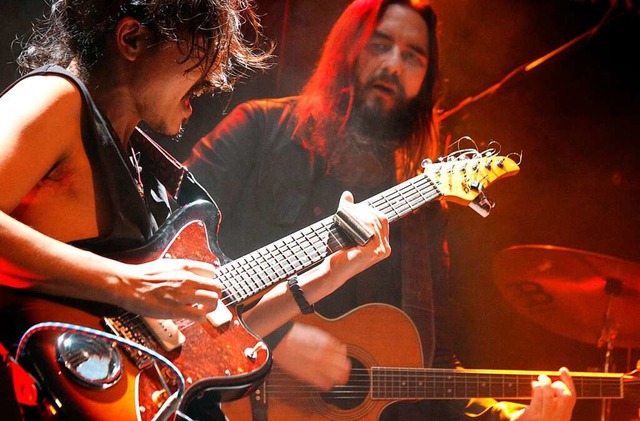 Joe Hertenstein (rechts) mit  Keisuke ...er E-Gitarre auf der Schlachthof-Bhne  | Foto: Heidi Fel