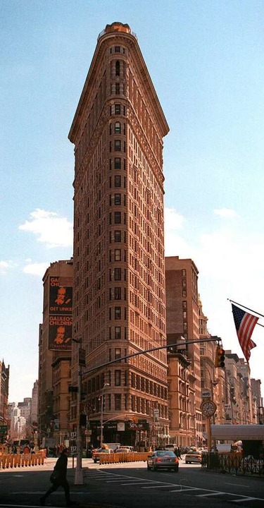Das dreieckige Flatiron Building gehr...esten Sehenswrdigkeiten von New York.  | Foto: Axel Bssem (dpa)