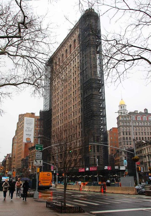 Eröffnet wurde das etwa 90 Meter hohe ... und Fifth Avenue, mitten in Manhattan  | Foto: Christina Horsten (dpa)