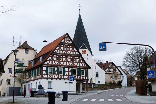 Das Rathaus von Hattenhofen. In der Na... Hintergrnde hierzu sind noch unklar.  | Foto: Julian Rettig (dpa)