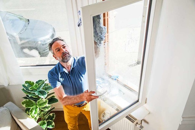 Fenster putzen gehrt fr viele zum Frhjahrsputz dazu.  | Foto: Christin Klose (dpa)