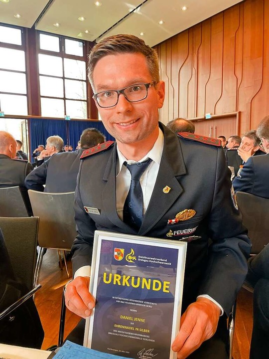 Daniel Janne wurde mit der silbernen E...Kreisfeuerwehrverbandes ausgezeichnet.  | Foto: Mario Schöneberg
