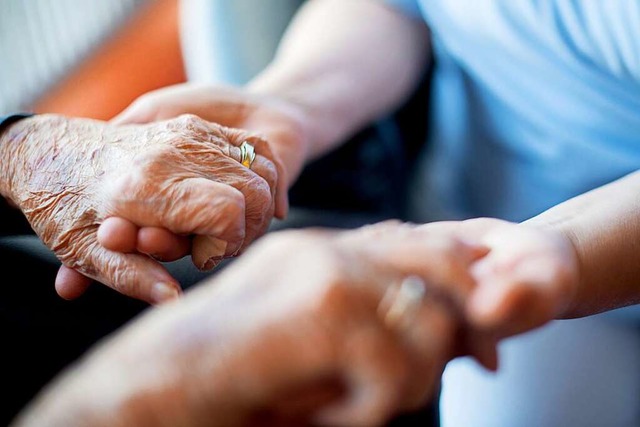 Mehr Ehrenamtliche engagieren sich bei...ambulanten Hospizgruppe Dreilndereck.  | Foto: Tom Weller (dpa)