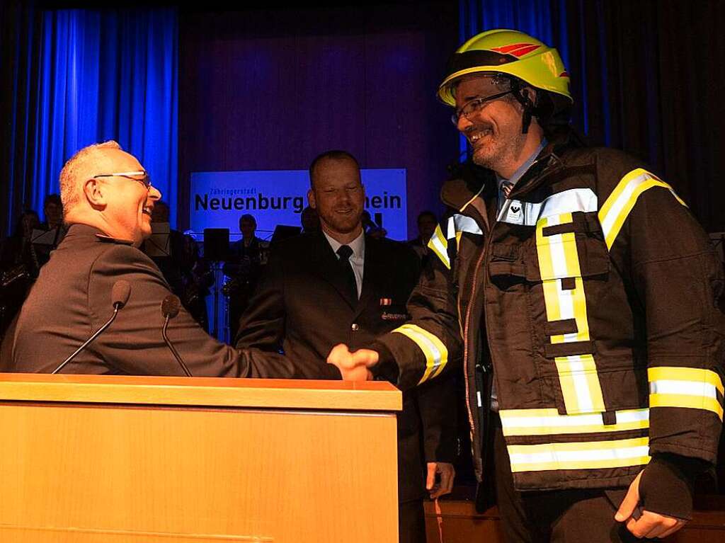 Feuerwehrkommandant Andreas Grozinger und seine Stellvertreter und rsteten Jens Fondy-Langela mit einer Einsatzjacke und Schutzhelm aus.