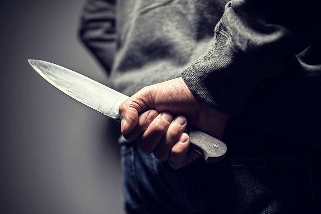 Der Täter verlieh seiner Forderung mit einem Messer Nachdruck (Symbolbild).  | Foto: Brian Jackson  (stock.adobe.com)
