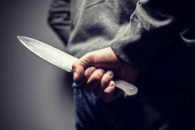 Der Tter verlieh seiner Forderung mit einem Messer Nachdruck (Symbolbild).  | Foto: Brian Jackson  (stock.adobe.com)