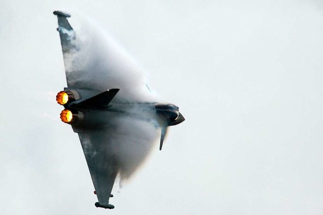 Eurofighter in der Luft (Symbolbild)  | Foto: ADRIAN DENNIS
