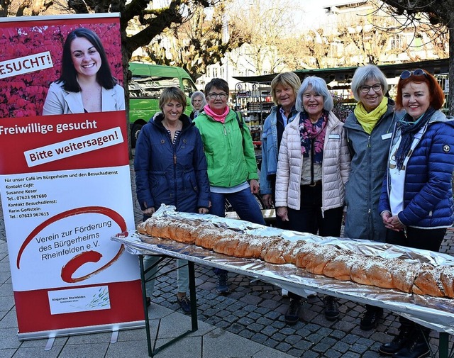 Der Werbestand des Vereins zur Frderu...sszopf war in krzester Zeit verkauft.  | Foto: Heinz und Monika Vollmar